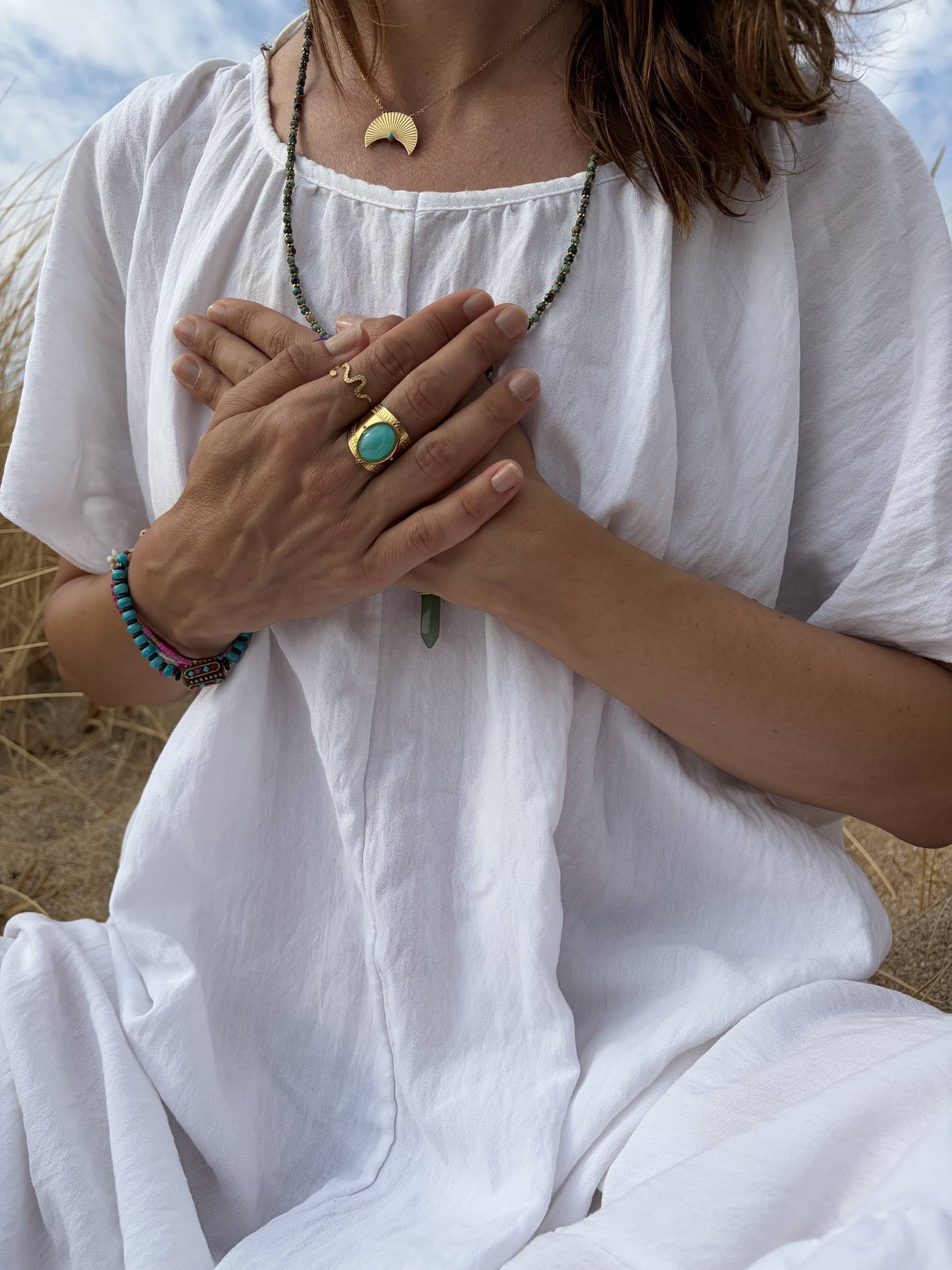 Femme les mains posées sur le cœur